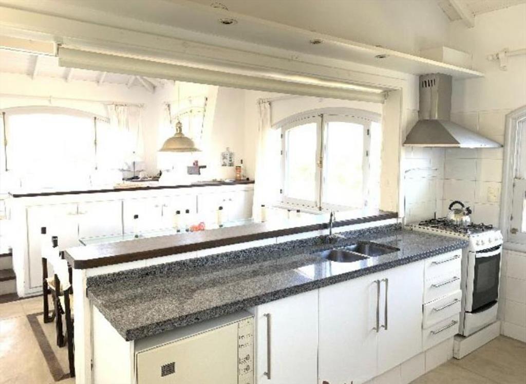 CASA EN VENTA DE 4 DORMITORIOS EN LA BARRA