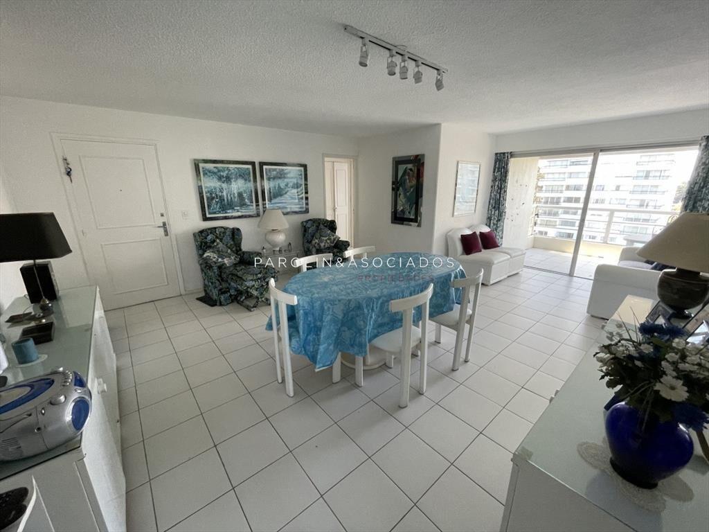 Apartamento en venta de 3 dormitorios en torre