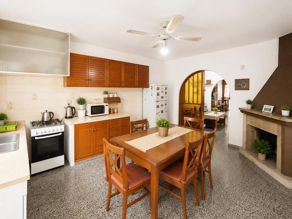 Casa a la Venta en La Comercial de Tres Dormitorios con Coc