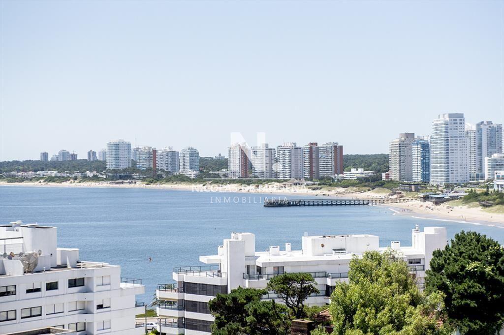 Vende apartamento con balcon y 3 dormitorios en