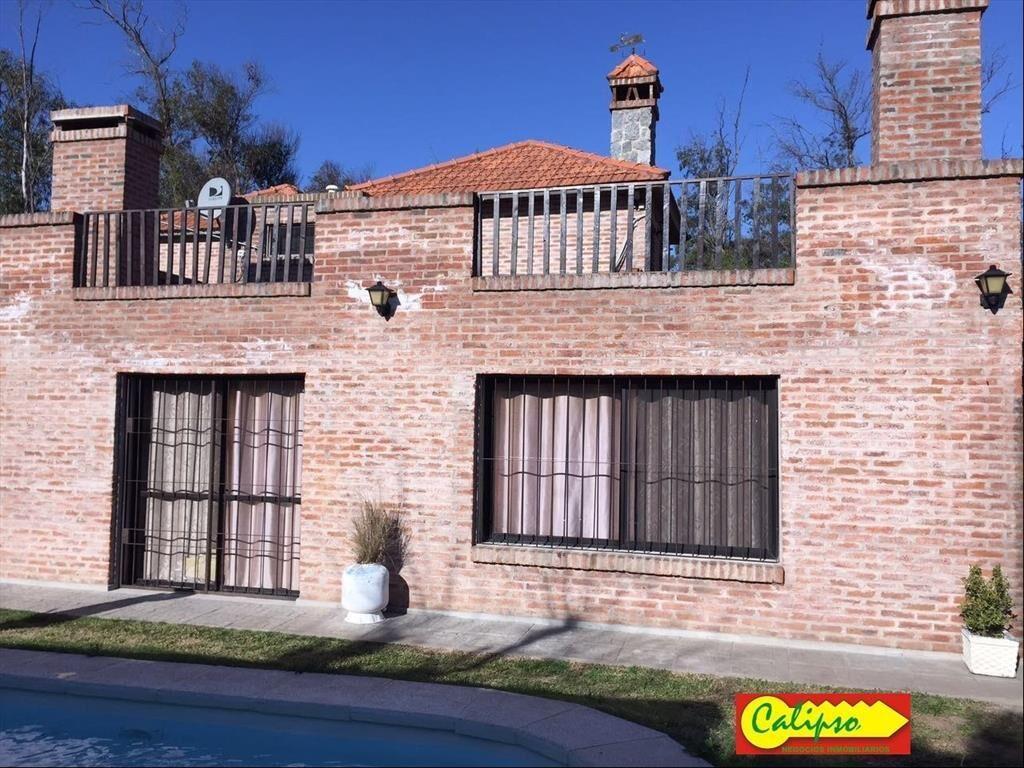 Venta de Casa con Piscina -Próxima a la Playa Mansa- Atlánt