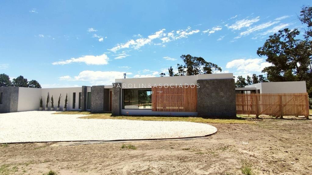 Casa a estrenar en venta de 4 dormitorios en El