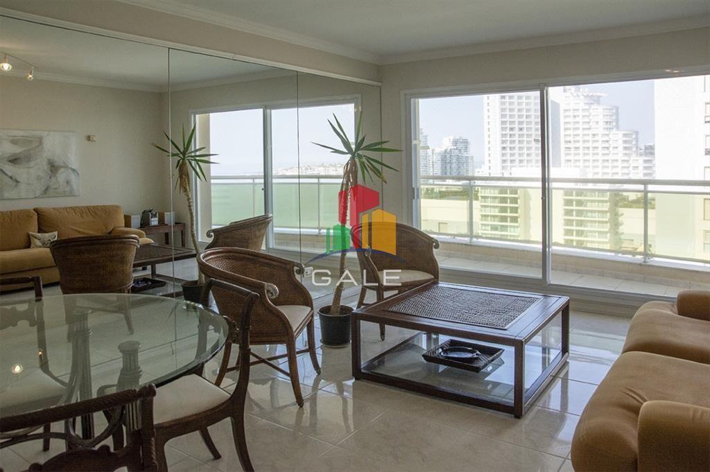 Departamento de 3 dormitorios en venta frente a Playa Mansa