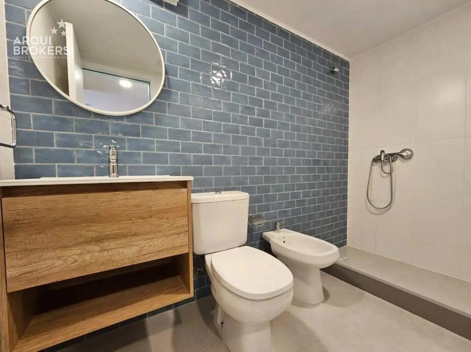 Apartamento de dos dormitorios con patio en venta en Cordón