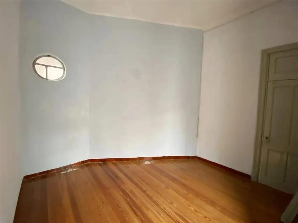 Casa en venta c/renta de 6 dormitorios, 2 baños y azotea...