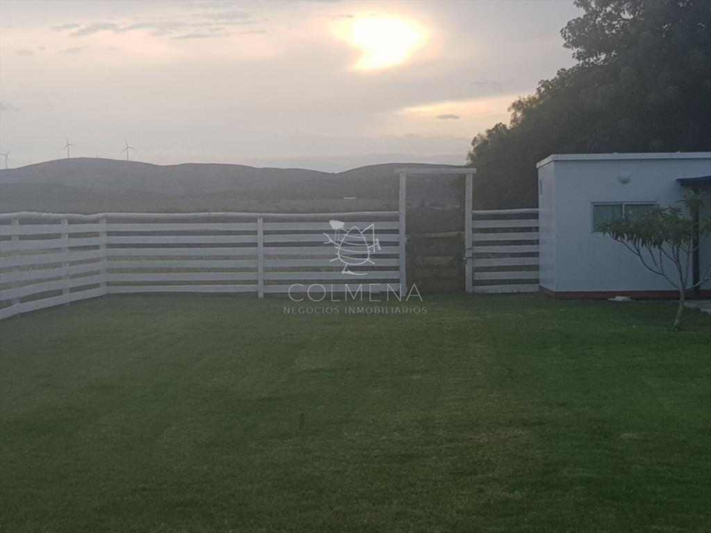 Chacra en las cañas con casa y costa de arroyo.