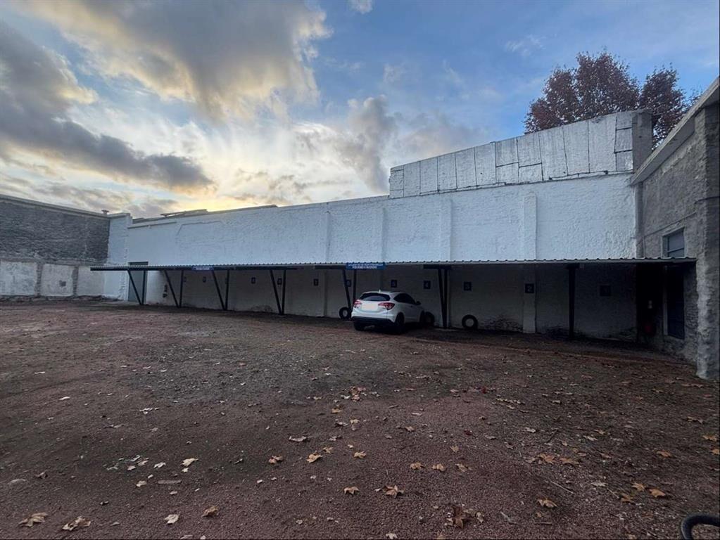 Excelente ubicación: predio de 880 m2 y (adicional) galpón.
