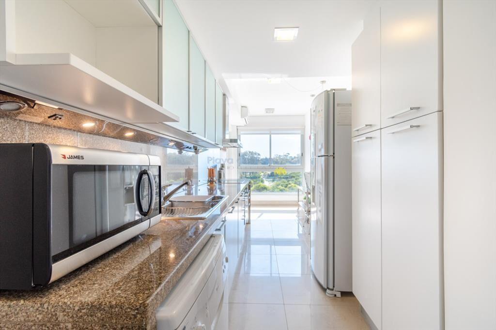 Moderno Apartamento sobre playa Brava en torre Le