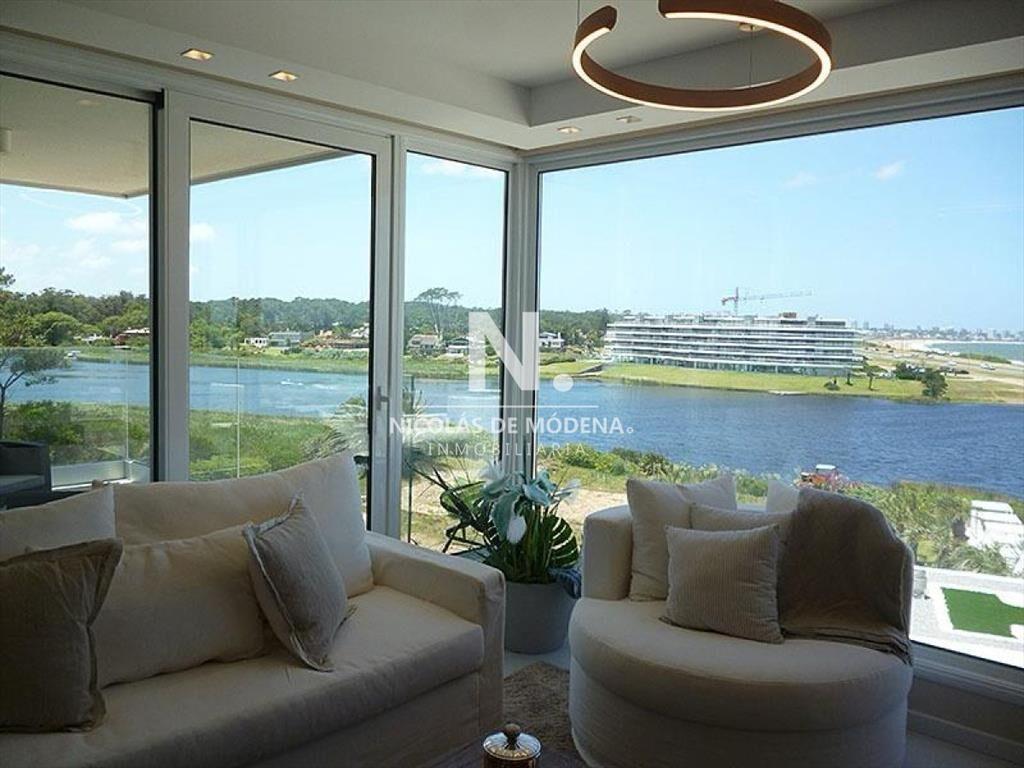 Vende Apartamento de 3 dormitorios en Mansa Punta