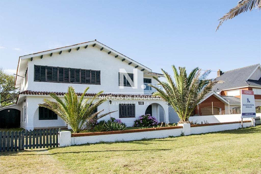 Importante residencia frente al mar en venta.