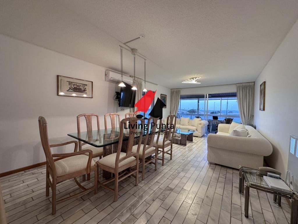 Vende apartamento de 3 dormitorios en Playa Punta