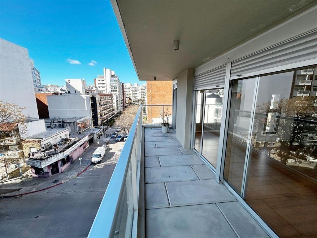 Alquiler Apartamento de 2 dormitorios y cochera en Pocitos