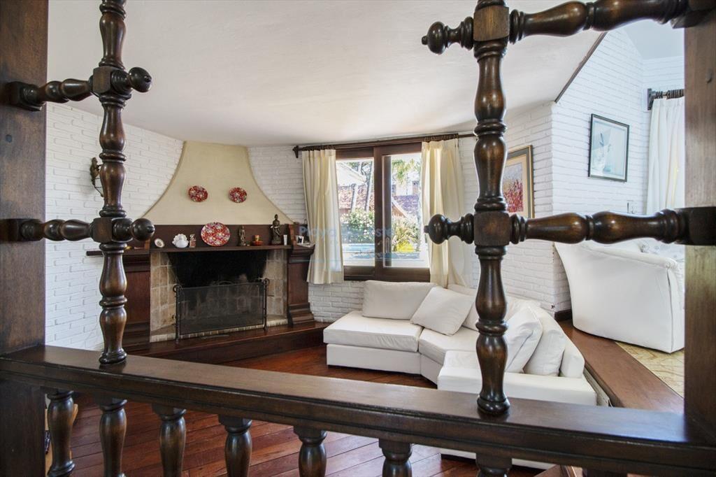 Venta de casa de 4 dormitorios más dependencia y