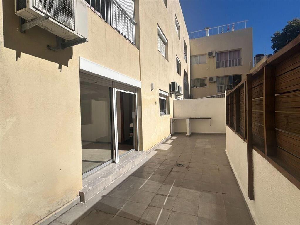 ALQUILER APARTAMENTO 1 DORMITORIO POCITOS CON PATIO Y GARAJ