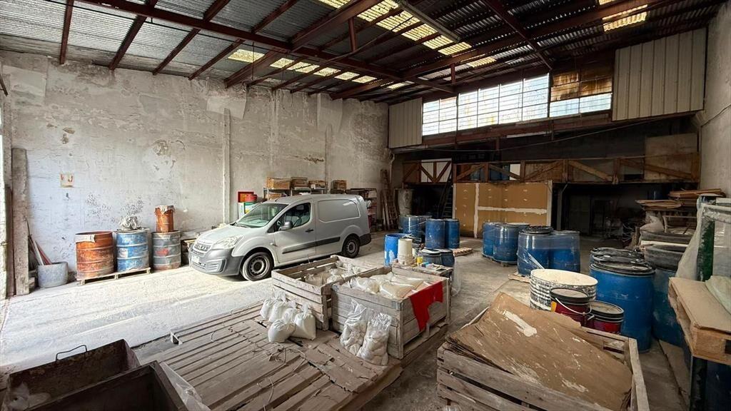 Proximo Gral Flores y Propios, deposito Oficinas, 330 m2,