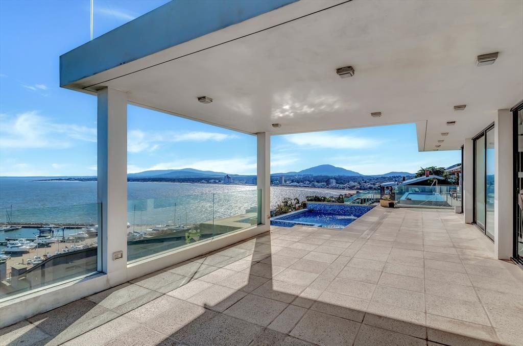 Casa a la Venta Frente al Mar en Piriápolis