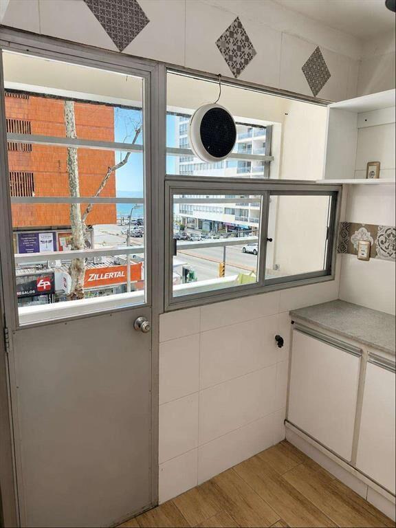 Apartamento al frente, 1 dormitorio, ubicado sobre Benito B