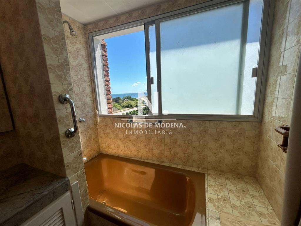 Apartamento de 4 dormitorios en Playa Mansa, del
