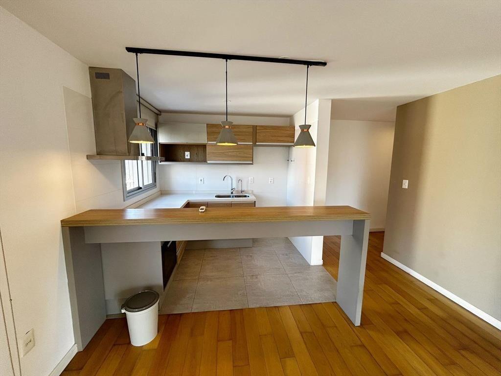 Alquiler Apartamento de 2 dormitorios y cochera en Pocitos