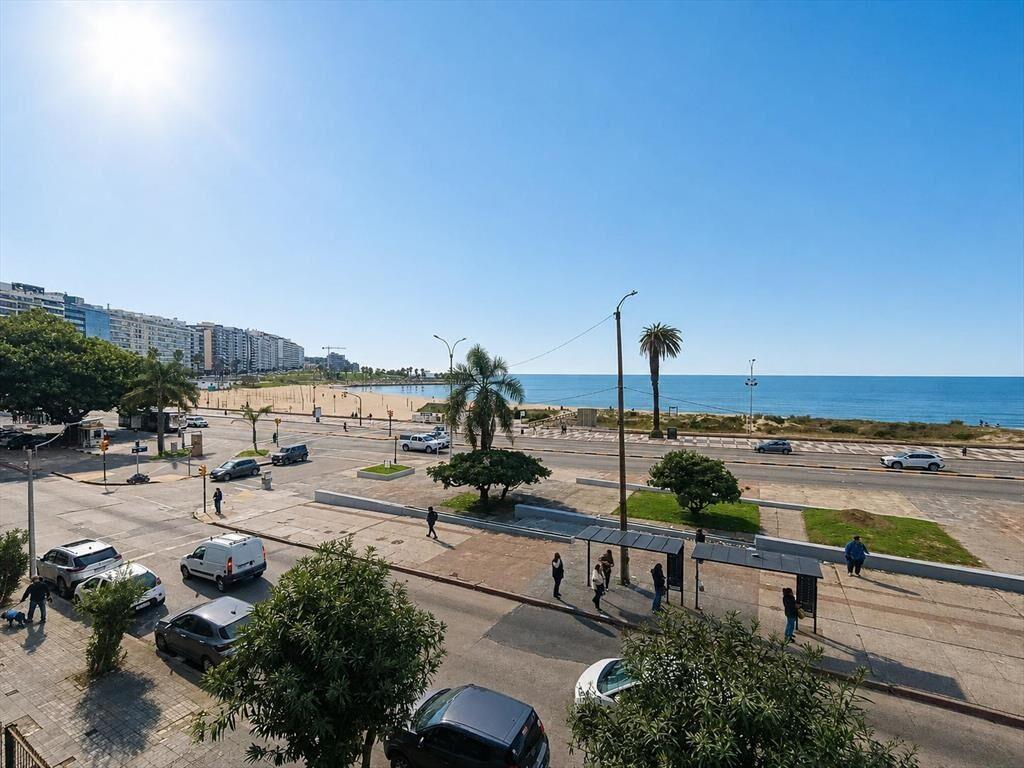 Rambla Pocitos, reciclado, 243 m2, 3 dormitorios, servicio