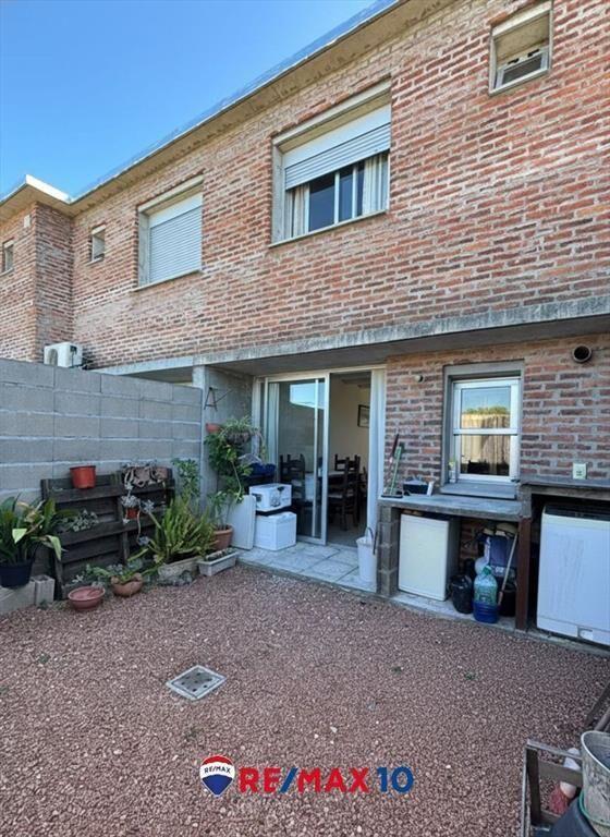 Vivienda de dos dormitorios en entorno verde.