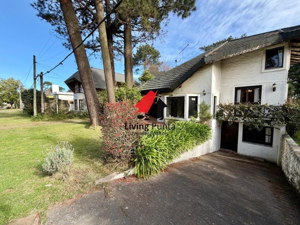 Hermosa casa en venta con piscina en punta del