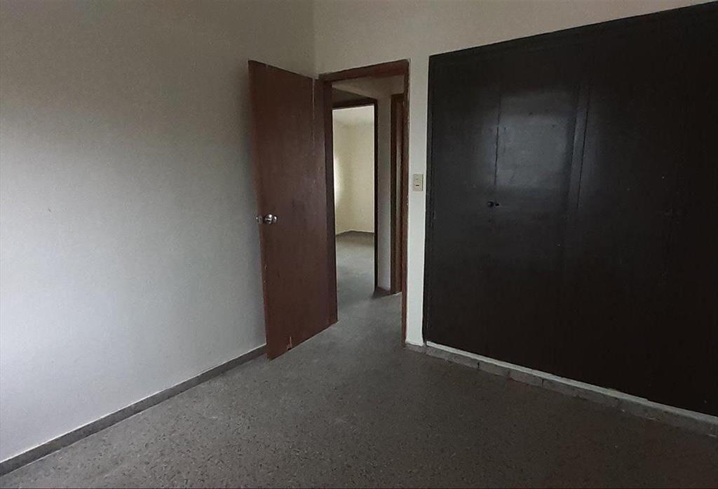 Venta de Apartamento.4 Dormitorios,1 baño.Barrio 2 Naciones