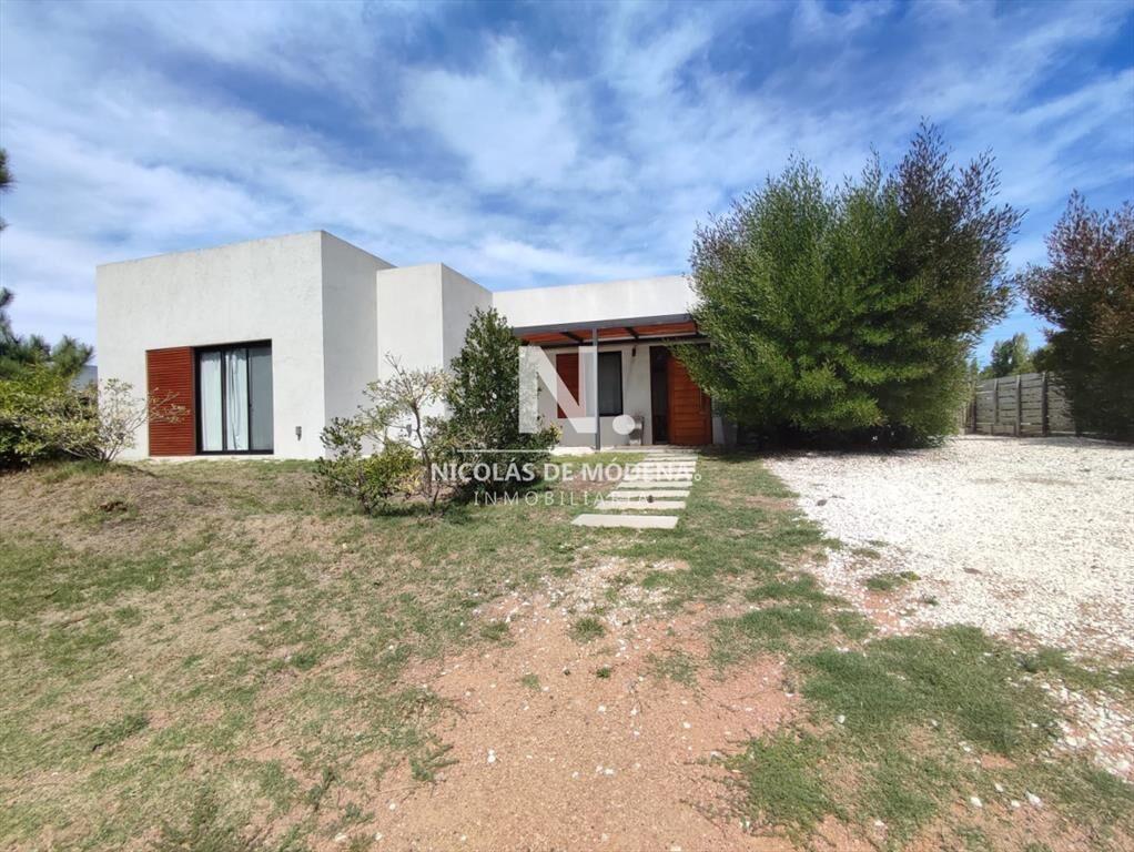 Vende impecable casa de 3 dormitorios en La Punta