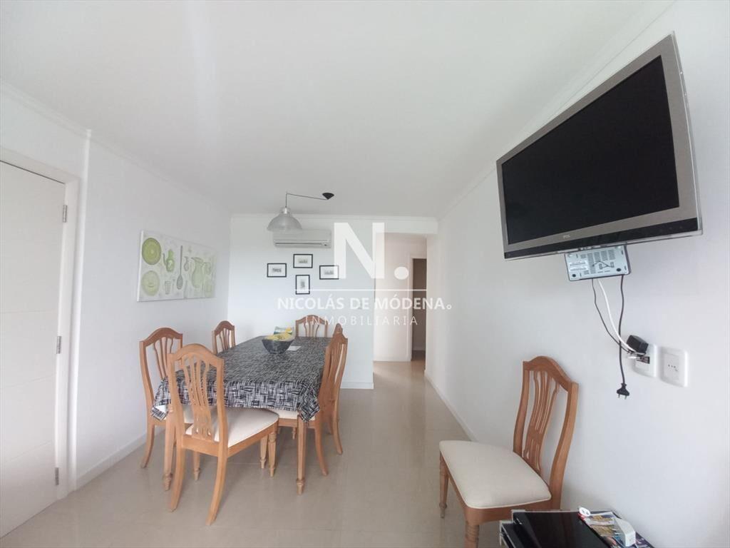 Vende apartamento de 2 dormitorios en Punta del
