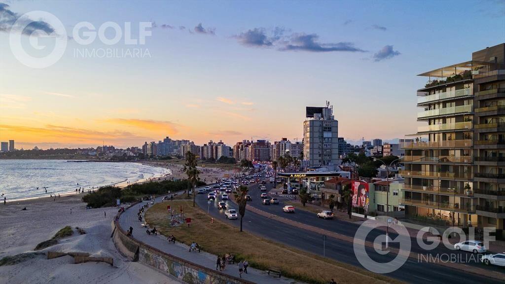 Venta de apartamento de 2 dormitorios con terraza en rambla
