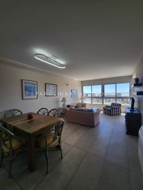 Vende apartamento en Peninsula de 3 dormitorios, a metros d