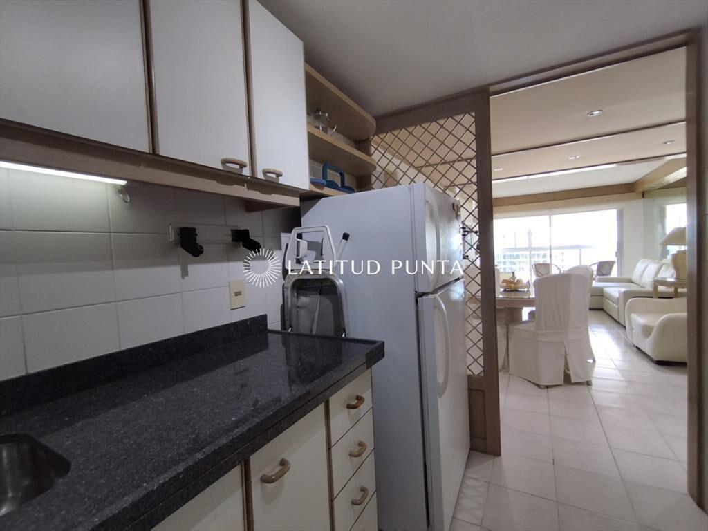 Apartamento de un dormitorio y medio, Pintos