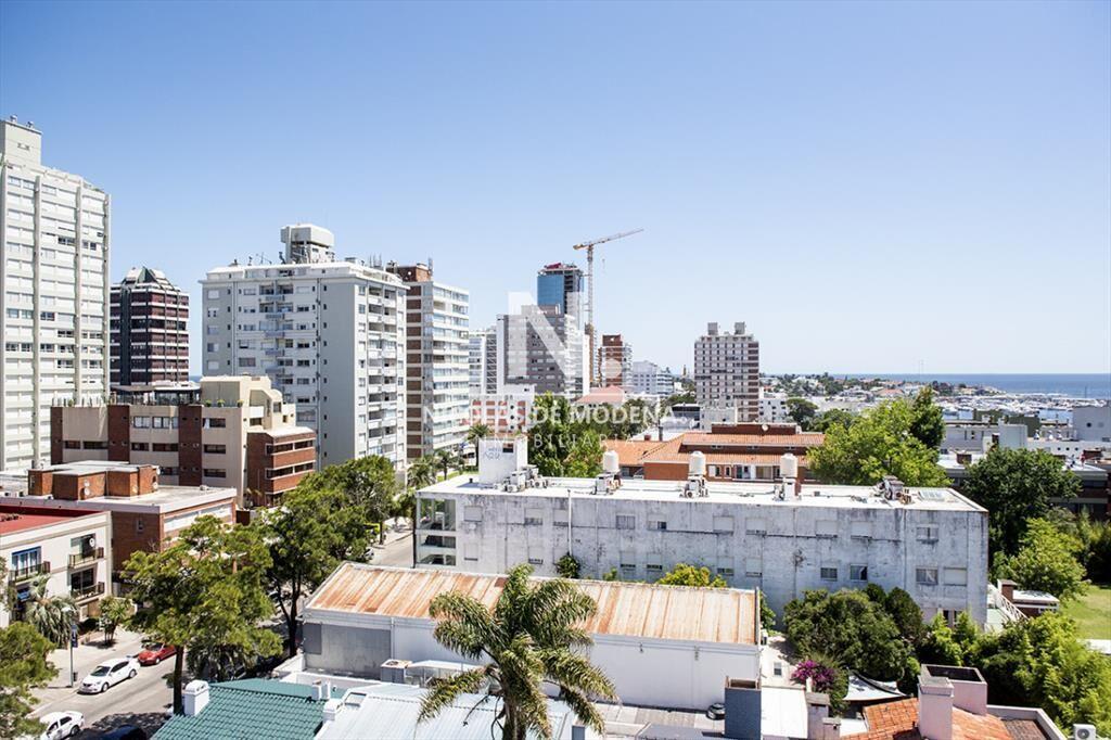 Vende apartamento con balcon y 3 dormitorios en