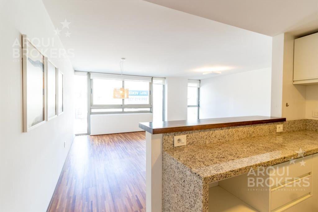Apartamento de 2 dormitorios con garaje en venta en Punta
