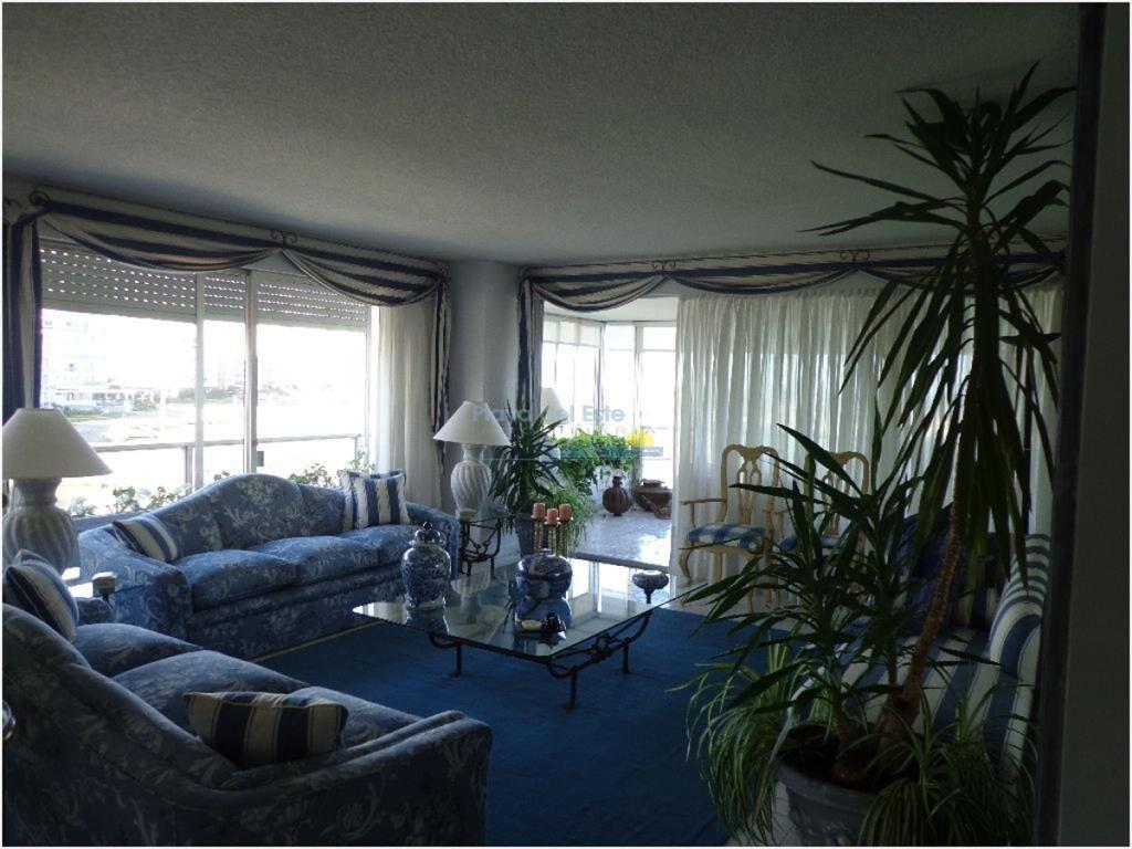 Apartamento de 3 dormitorios Frente al mar , del