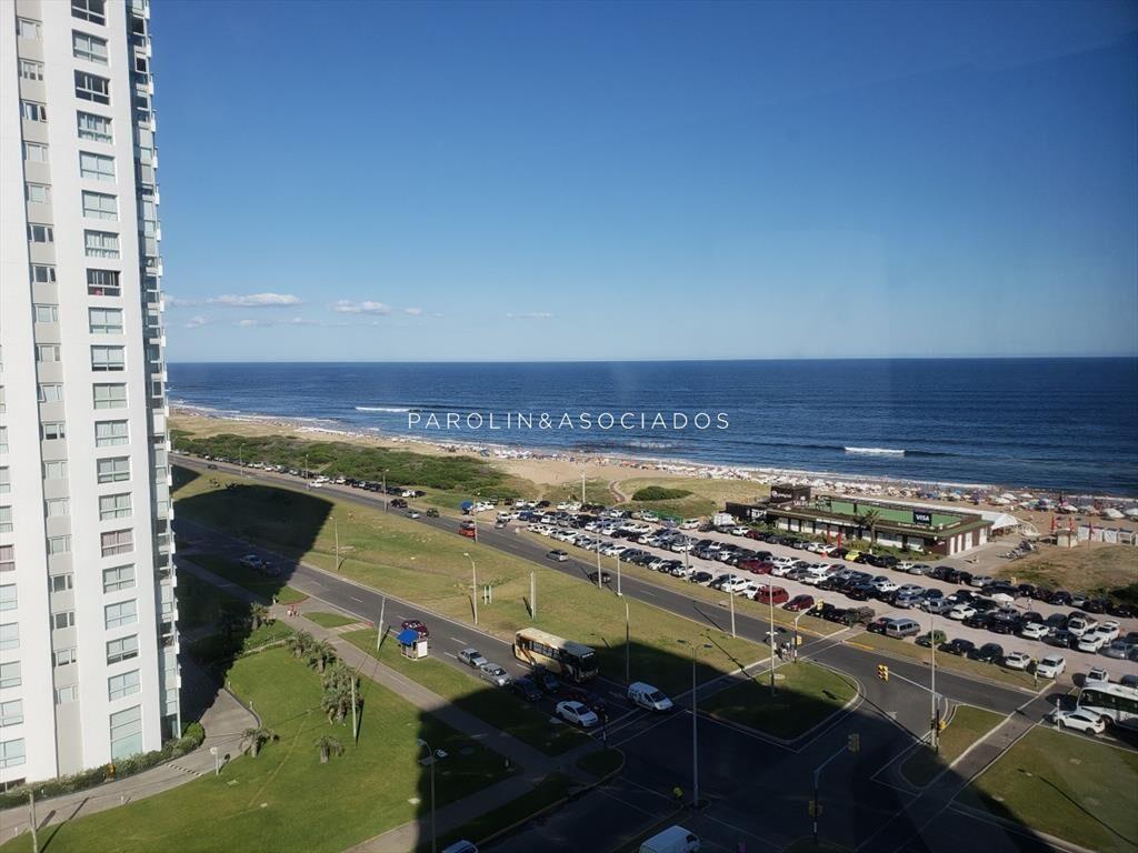 Apartamento de 3 dormitorios en Torre Tiburón, Punta del E