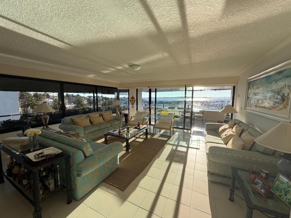 Apartamento en Venta de 3 Dormitorios y servicio