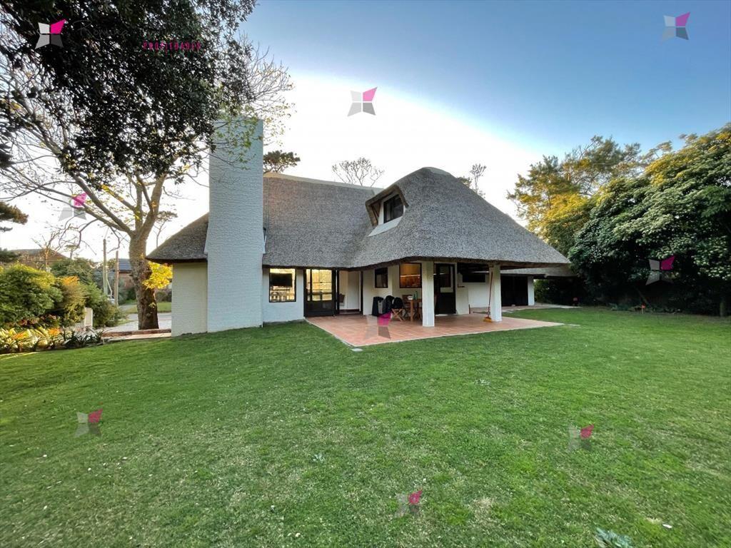 Amplia casa con piscina a 200 metros del mar