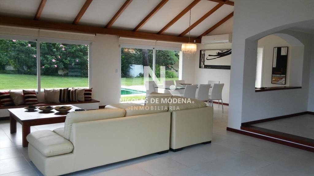 Hermosa casa de 4 dormitorios en venta en la zona