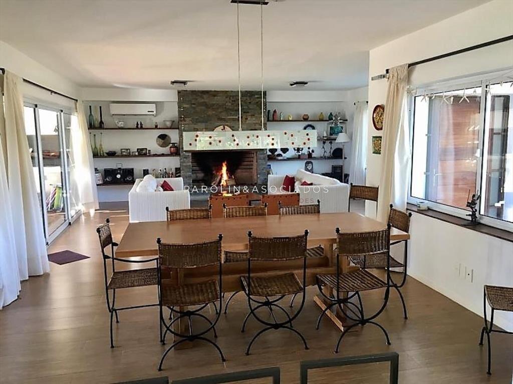 Casa en venta de 4 dormitorios a pasos de la del