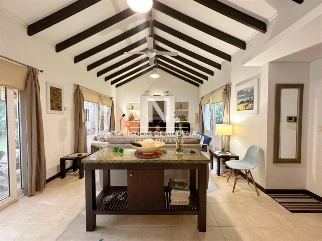 Vende impecable casa de 2 plantas, de 3 en de del