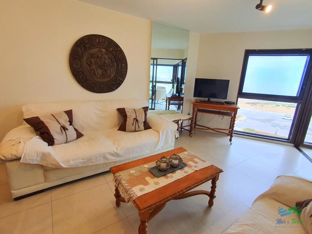 En venta apartamento 3 dormitorios, vista al mar, primera l