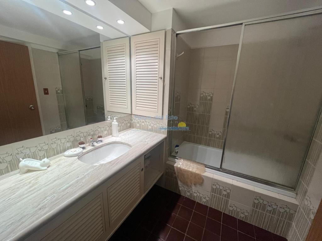 Apartamento de 3 dormitorios en Punta del este ,
