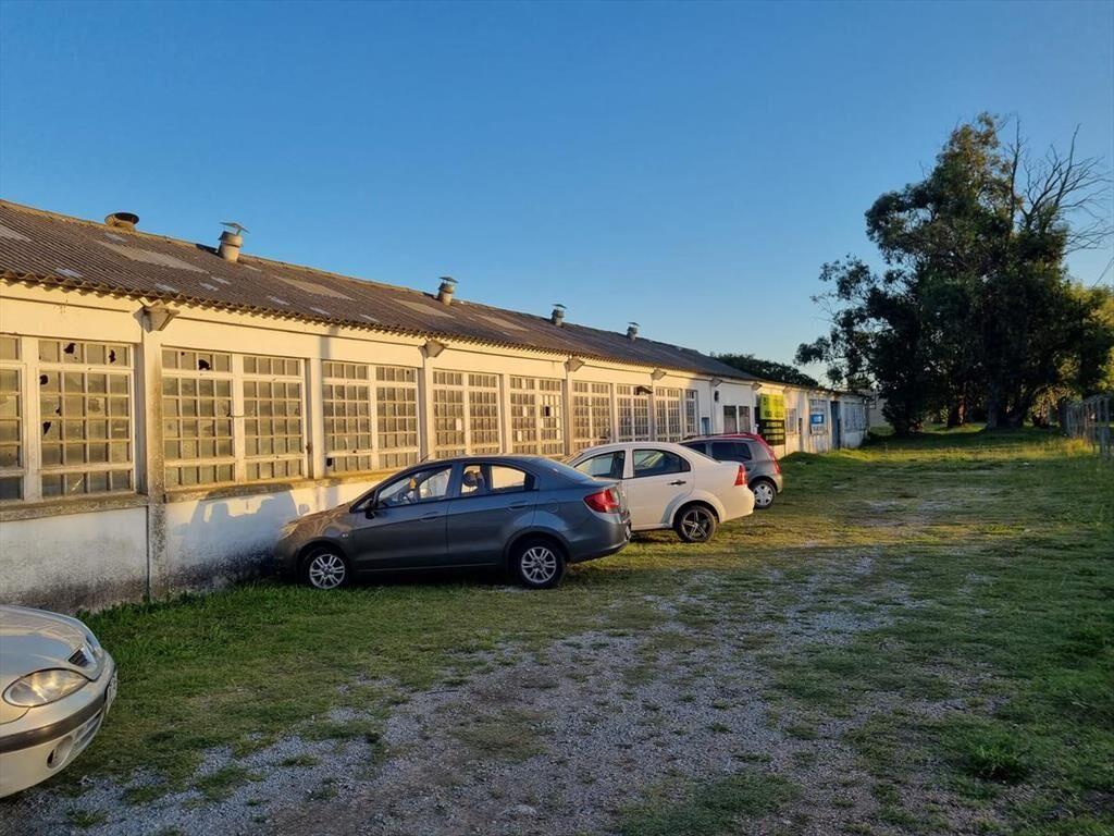 Proximo ruta 102 y Belloni, 1600 m2 con baños, vestuarios y