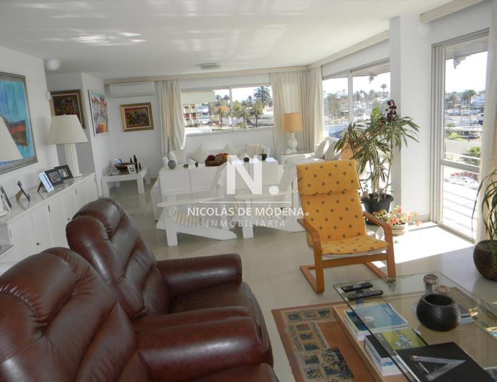 Apartamento en venta con vista al puerto !