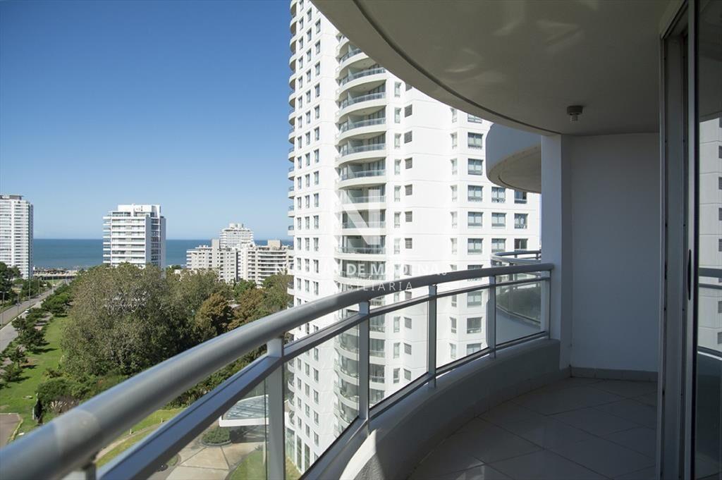 Venta de amplio apartamento de 3 dormitorios y de