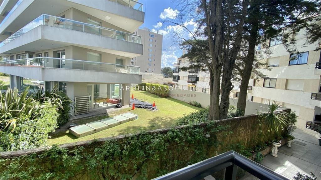 Apartamento en venta a una cuadra del Mar y con Parrillero