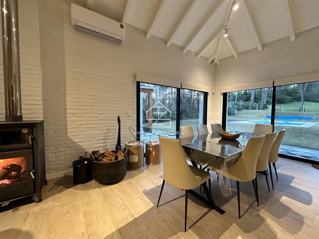 Vende casa de 3 dormitorios con fondo al Club de