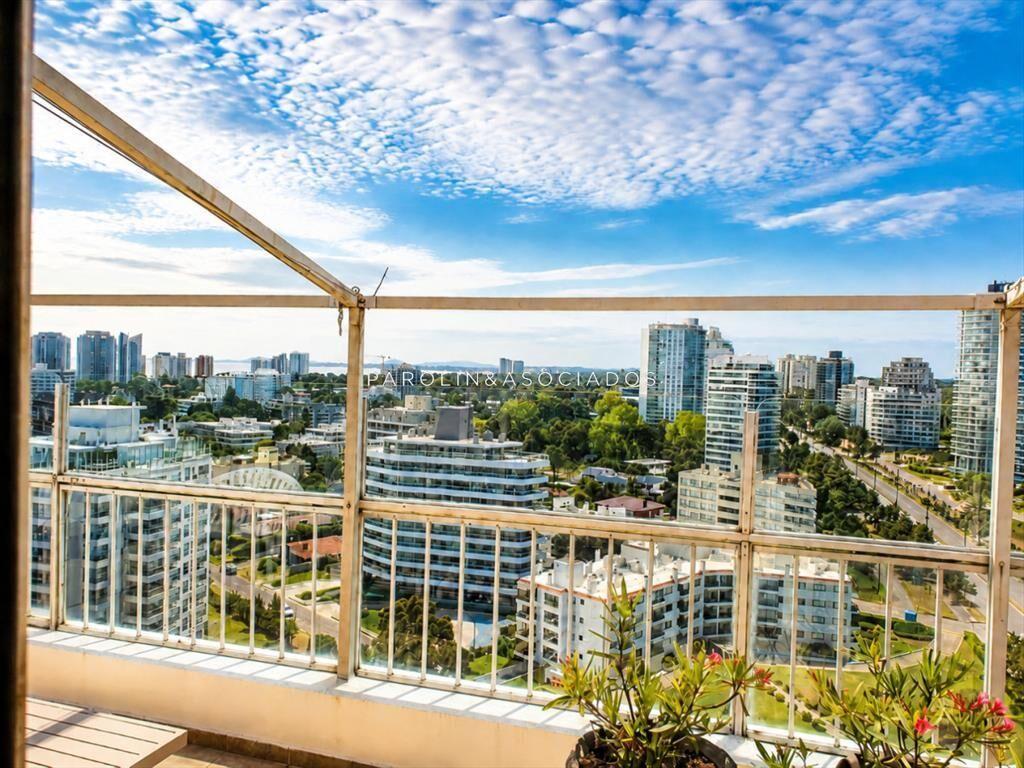 Espectacular penthouse en venta. Edificio Tiburon planta de