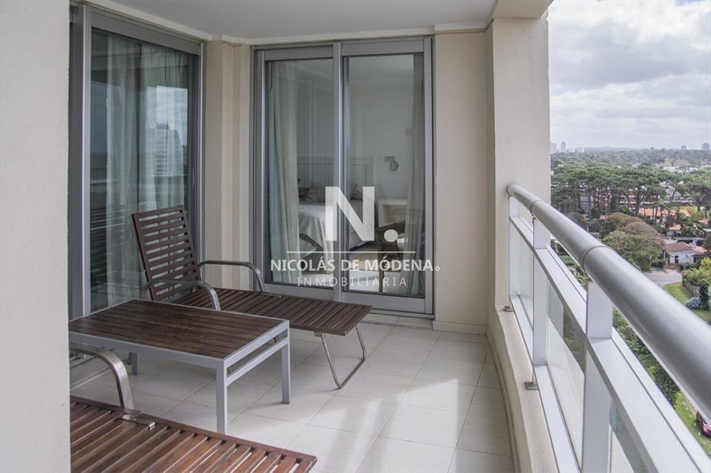 Vende apartamento de 3 dormitorios + dependencia